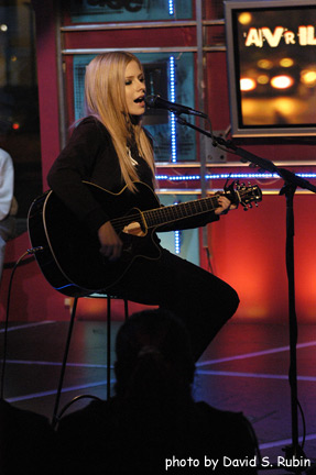 avril_lavigne1_121604.jpg